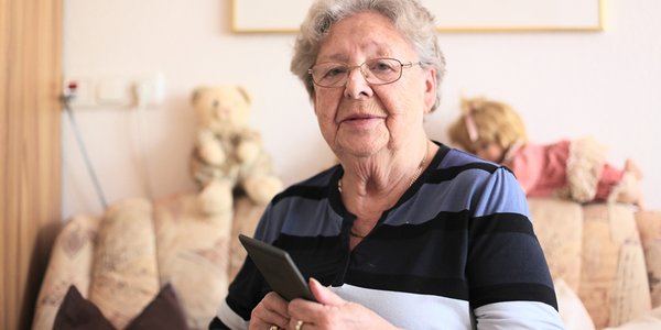 Eine Bewohnerin in ihrem gemütlichen Wohnraum.