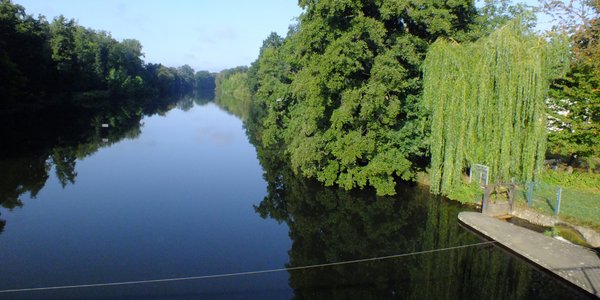 Weitläufiger Blick über den Fluss