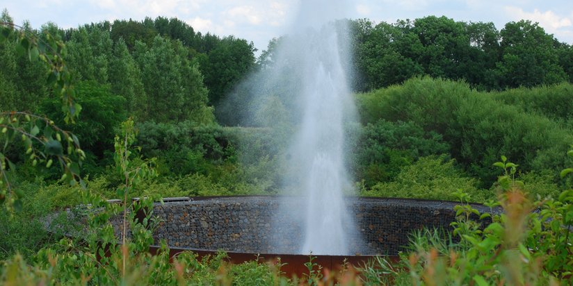 Imposanter Brunne schießt Wasser in die Höhe