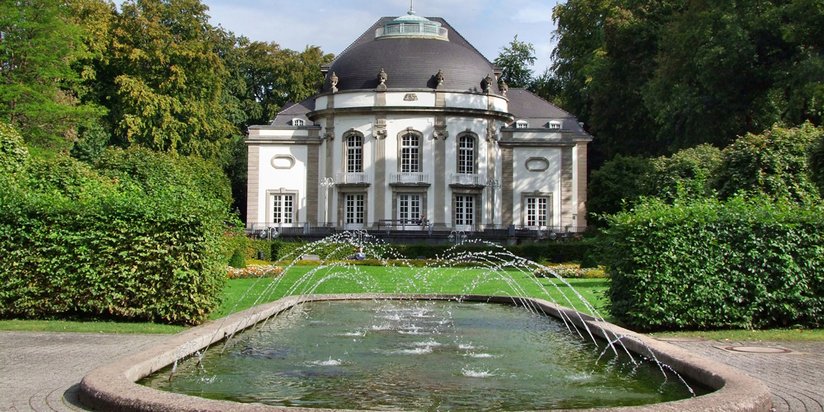 Prachtvolles Anwesen mit Springbrunnen im Vordergrund