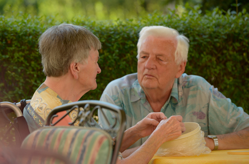Ein älteres Ehepaar im Gespräch.