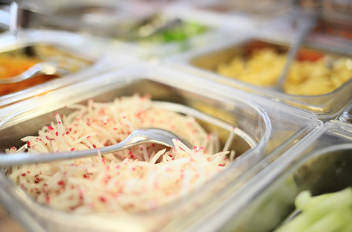 Einblick in das frische und abwechslungsreiche Salatbuffet des Seniorencentrums.