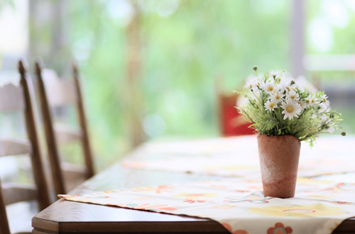Frische Blumen auf einem Tisch im Wohnbereich des Seniorencentrums.