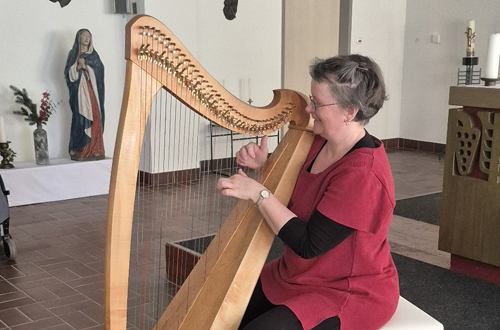 Maerchenerzaehlerin_mit_Harfe__Bildergalerie